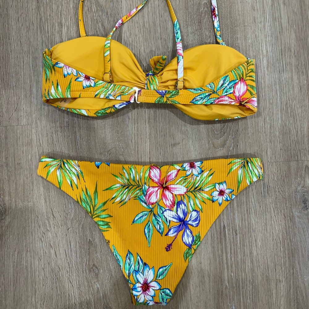 Bikini - Picture 2 of 2